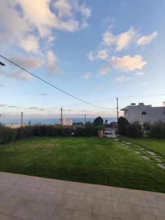 Achlia, Makry Gialos, sud-est de la Crète : Belle maison avec vue sur la mer, à seulement 500 mètres de la mer. La propriété est de 100m2 plus un débarras de 10m2 et avec une construction restante d'environ 60m2. Il est situé sur un terrain d'environ...