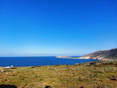 Papadiokampos, Sitia, Oost-Kreta: Bouwperceel met fantastisch zeezicht op slechts 500 meter van de zee. Het perceel is 4.300m2 en heeft een opstalrecht voor 186m2. Er is een zeer goede toegang tot het perceel en de elektriciteit en het water zijn op ...