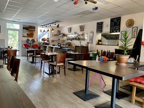 To seize a great restaurant business with premises and business assets. The restaurant consists of an 80 m² air-conditioned room that can accommodate up to 50 seats, a fully equipped 30 m² kitchen with sink, a front terrace with the possibility of se...