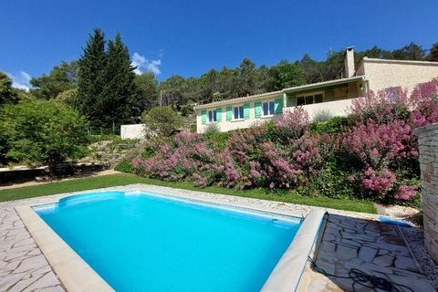 This beautiful villa has a sunny location on an area of no less than 3000 m². It has a lovely private swimming pool, reversable air conditioning and a barbecue for cozy summer evenings. Ideal for families and friends! Saint-Nazaire is a historic plac...