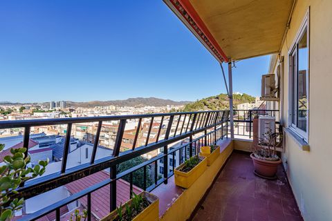 Magnificent corner flat situated in a prime area of Malaga just 10 minutes' walk from Plaza de la Merced and the historic centre. This elegant luminous home boasts two open-air terraces and one covered terrace, all with stunning views of the city cen...