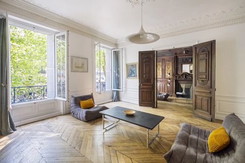 Paris 3rd, elegant family apartment with plenty of space to entertain guests in style... Just a few steps from the prestigious Place des Vosges, we offer this magnificent 175m2 family apartment in a 19th-century building. The apartment comprises a sp...