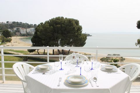 Apartamento situado en una de las zonas más idílicas de la Costa de Girona. Este alojamiento tiene capacidad de hasta 6 personas dispone de una piscina compartida y ofrece acceso directo a la playa de la Almadraba. Todos los apartamentos cuentan con ...