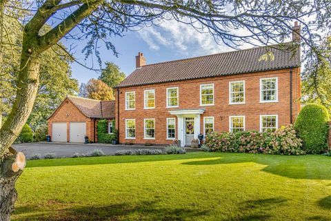 The Old Horseshoes is a magnificent, 5 bedroom property built in a Georgian style in the early 90s to a high specification and is surrounded by around 2 acres of mature gardens. This immaculately presented family home has recently been refurbished an...