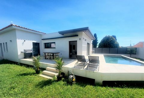 NEW: A real favorite for this splendid contemporary villa built in 2022 with modern lines and careful layout. The entirely single-storey house is made up of a large living room with its equipped kitchen, all open to the outside and a beautiful Baline...