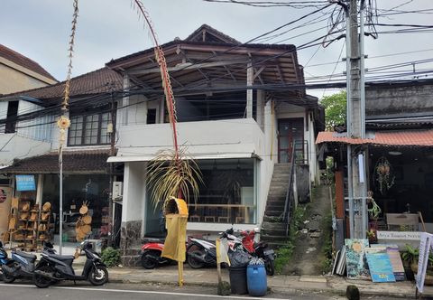 Lease for 10 years Price of £142,644 is for 10 years can be extended to 20 years also. Your Gateway to Success in Ubud! Unlock the Potential of Your Business with this Prime Commercial Property Lease! Location, Location, Location: Situated on the bus...