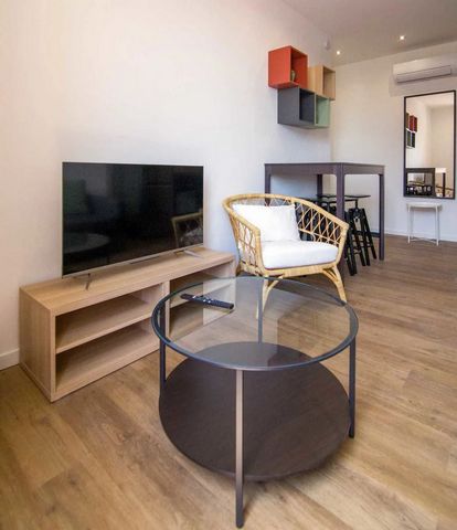 Located in the heart of Marseille, in close proximity to the Opera, the Old Port, the Catalans beach, and the Mucem, this newly refurbished and fully air-conditioned 6-person apartment comprises two bedrooms, a living room, and a fully equipped open ...