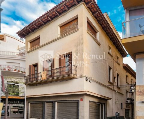 Incredible opportunity in a prime location and close to the sea This exceptional building offers endless possibilities in a restricted traffic area just steps away from Lloret de Mar Beach Located in the second line from the sea in the heart of the c...