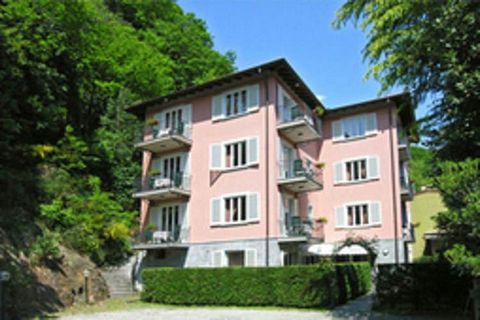 Apartamenty w trzypiętrowym domu w cichej lokalizacji z balkonem lub ogrodem, trawnikiem i prywatną plażą (piaszczysto-żwirową) wychodzącą nad brzeg jeziora Lago Maggiore, 400 m od centrum miasteczka Cannobio. Mieszkanie dla 2 osób znajduje się na pa...