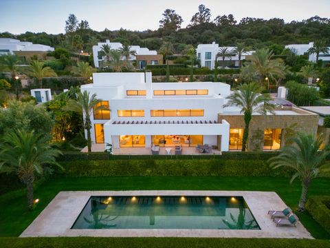 Captivating villa nestled within the Finca Cortesin Resort in Casares, between Sotogrande and Marbella. This spectacular villa is situated within the prestigious Finca Cortesin Resort. The villa sports stunning architecture that offers a modern take ...