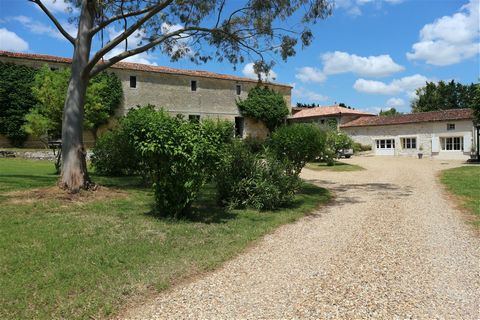 REAL ESTATE COMPLEX, BUILDING OF AN OLD 16th century CHATEAU, WITH A BEAUTIFUL 300 M2 HOUSE AND 400 M2 CHAI TO RENOVATE ON A CLOSED AND SPORTED PARK OF 2Ha6. 30 MIN FROM LA ROCHELLE, THE ISLAND OF OLERON, THE TGV STATION AND THE A10 MOTORWAY. Superb ...