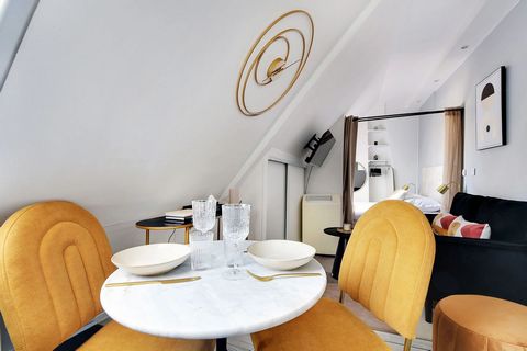 It is a 25m² studio located on the 6th floor without elevator, located only 5 minutes walk from the Avenue Montaigne. It is composed of: - An open kitchen, equipped and functional: fridge, cooking plates, Nespresso coffee machine, toaster, kettle etc...
