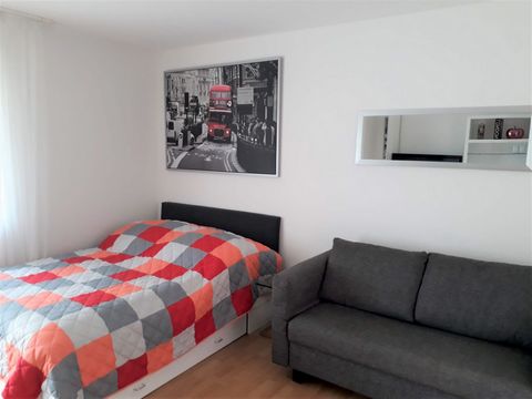 *deutsche Version steht unten* Apartment London The apartment is in a very central location, only about 200 meters from the main street or from the pedestrian zone, but very quiet in the Tempo 20 zone. Cafés, bakeries, shops are in the immediate vici...
