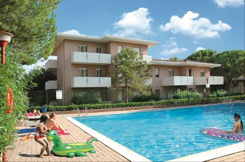 Die Ferienanlage mit Pool und nummerierten Parkplätzen liegt zwischen Lignano Sabbiadoro und Lignano Pineta. Alle Wohnungen sind mit großen Terrassen, Klimaanlage, Safe, TV ausgestattet. In der Nähe Supermärkte und Restaurants. Entfernung vom Meer: 9...