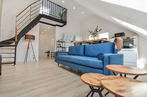 Welcome to our stylish apartment in a quiet and central location of Bielefeld-Brackwede. The cozy apartment is located in the attic of a new building has large windows, so that here is guaranteed for sufficient daylight at the work or dining area.