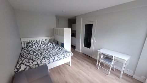 Recently renovated Studio and newly furnished The flat is 240 m from the Rueil Malmaison train station (RER A) which takes you in 20 min to Paris (Arc de Triumph / Charles de Gaulle etoile station) or 12 min the Défense area. Shops and all utilities ...