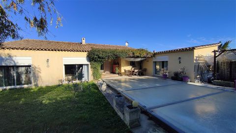 Discover this pretty single-storey villa of 137 m2 in a quiet village near Saint Remy de Provence and Avignon. It features a double living room with fireplace, open-plan kitchen, 4 bedrooms including a master suite, study, bathroom, garage, storeroom...