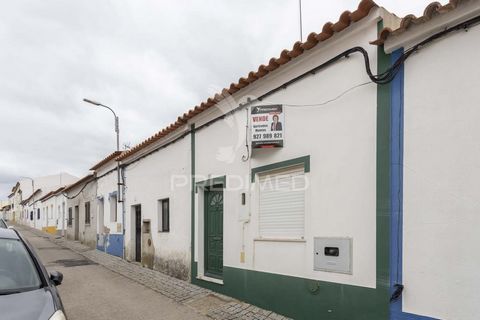 HOUSE IN ENTRO DO TORRÃO , WITH  3 ROOMS, HALLWAY, PATIO AND TERRACE , AND CAN ALSO MAKE USE OF AN ATTIC, SINCE IT HAS A HIGH CEILING. - Torrão do Alentejo: it is 15 minutes from the Vale do Gaio dam where you can enjoy a beautiful afternoon of picni...