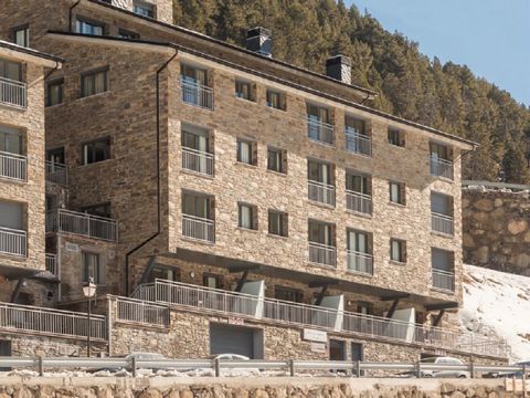 The residence is located in the small hamlet of Bordes d'Envalira, in the Peretol district, 2.5 km from the center of Soldeu. The building has 33 comfortable spacious apartments spread over a building, with four floors, with elevator. Located 2.5 km ...