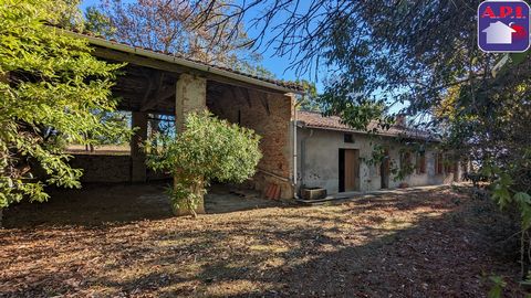 Exclusive, RARE and UNIQUE in the sector. Right in the center of the village of Nailloux, within walking distance of amenities. Come and discover this magnificent farmhouse to be completely renovated of more than 250 m² (approximately 180m² of living...