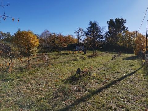 In the heart of the sought-after residential area of Super Berre, magnificent plot of 2100 m2, planted and planted with trees (chestnut, cherry, vine...) almost flat, in absolute calm, all exposure, possibility of detached villa with swimming pool on...