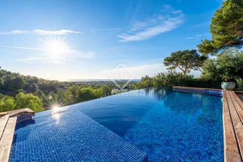 Beautiful house in an elevated position, surrounded by forest and overlooking the wonderful Mediterranean surroundings, in the town of Roda de Berà, 60 km from Barcelona. The infinity pool provides a stunning backdrop towards the blue horizon of the ...