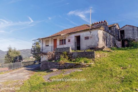 Maison T2 à vendre à Oliveira do Arda, Castelo Paiva Petite ferme à restaurer, située au sud de la municipalité de Castelo de Paiva. Implanté dans une belle région baignée par le Douro, au pied du Monte de S. Domingos, bénéficiant d’un panorama impre...