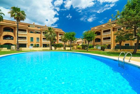 Lovely and comfortable apartment in Javea, on the Costa Blanca, Spain for 4 persons. The apartment is situated in a residential beach area, close to restaurants and bars, shops and supermarkets, at 200 m from La Grava, Puerto, Javea beach and at 0,2 ...