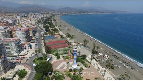 One of the best locations for a charming and well maintained business premises with guaranteed business success. In the tourist town of Torre del Mar, we offer this fantastic business premises, just a 2 minute walk from the beach and very close to re...