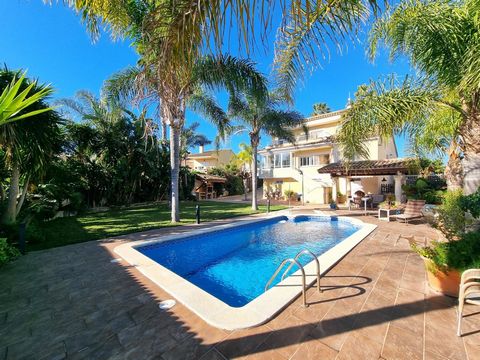 Fantastic 4-storey villa in the Brisas del Mar Urbanization in Altafulla, with unbeatable South orientation, where you can appreciate the sea on our Costa Daurada. It consists of ground floor entrance, 1st floor with attic and basement garage. ENTRAN...