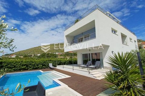 Beautiful villa near Trogir, a few minutes walk from the beach, for rent for a minimum of one year. The villa spreads over two floors and 240 m2 of living space. It consists of an open concept kitchen, living room and dining room with direct access t...