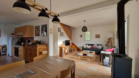 Leaning against the Bois d'Amour, come and discover this warm house. This charming residence offers an idyllic setting. Enjoy modern comforts and an ideal location: a few steps from the village and at the crossroads of walks on the banks of the Aven!...