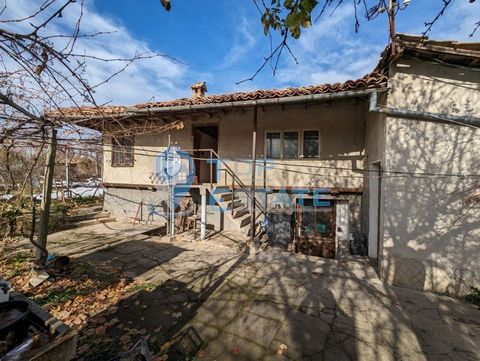 Top Estate Real Estate vous propose une maison de deux étages avec un puits dans le village de Slavyanovo, municipalité de Popovo, région de Targovishte. Le village est grand et bien peuplé, il y a des commerces, une école, un jardin d’enfants, un tr...