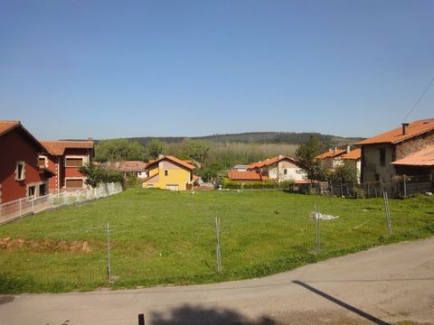 Urban property in the neighbourhood of Salcedo (between Oruña and Vioño) with the possibility of building up to 10 semi-detached houses (1,474 m2 of construction). Good access, with all amenities. There is also the possibility to purchase half of it ...