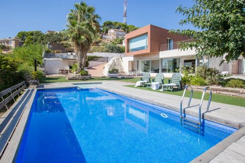 Villa Cristina ist eine schöne, neu gebaute Haus und modernes Design in der Wohngegend Roca Grossa auf einem Grundstück von 1034m2 mit traumhafter Meerblick, zu 4.5 Km von Zentrum Tossa de Mar (2.5 Km von Zentrum Lloret de Mar). Die bebaute Fläche vo...