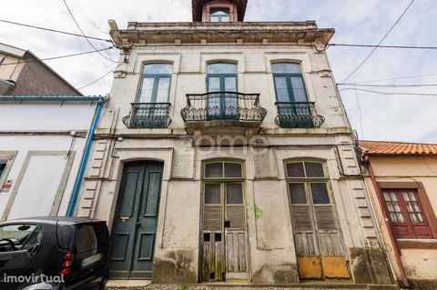 Property ID: ZMPT547571 Set of houses, inserted in a very quiet area and close to the center of the city of Braga. Taking into account the altimetry of the surrounding buildings and the Municipal Master Plan there is the possibility of expanding the ...