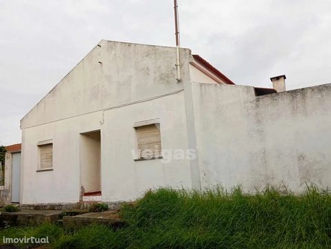 RESERVED House on a plot of about 300m2, 2 minutes from the city center, in Lavradio, Caldas da Rainha. Ground floor, attic, garden/vegetable garden and water well. Single storey house to recover with 3 bedrooms, living room, kitchen, two bathrooms, ...