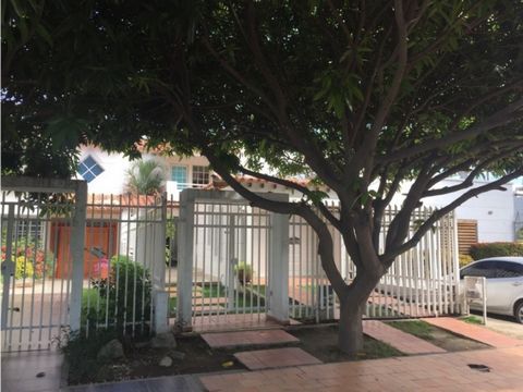 In Santa Marta for sale house of 2 floors and 3 bedrooms located just two streets from the sea in one of the most exclusive, traditional and quiet residential sectors of the city, close to the historic center, shopping centers, restaurants, banks, su...