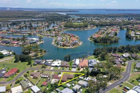 Relax and enjoy life in this brick beauty....it's just a short stroll to the fabulous waterway of Sussex Inlet across the way. Being offered for the first time, and in a brilliant sought after location... Three bedrooms, one practical 3-way bathroom,...