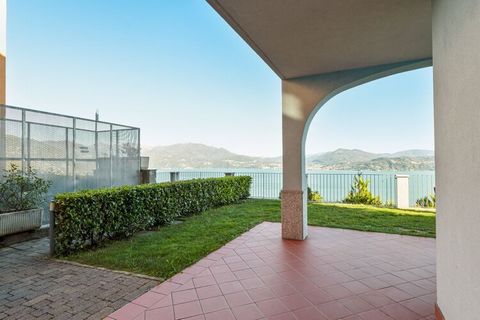 Modern und komfortabel eingerichtetes Ferienapartment mit Terrasse im Erdgeschoss einer schön gelegenen Residenz mit herrlichem Ausblick. Ein Swimmingpool steht zur gemeinschaftlichen Nutzung zur Verfügung.
