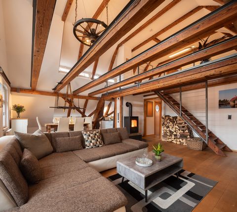 Enchanting, spacious 3-room attic apartment with lots of historical flair in Hersbruck. The apartment is located in a suburb of Hersbruck in a very quiet location. It's a 10-minute walk to the train (train station to the right of the Pegnitz). With t...