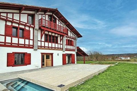Authentic 17th-C. Basque farmhouse of approx. 390 m², renovated throughout in contemporary style with the charm of yesteryear, in grounds of 3,000 m². Refined appointments, 5 bedrooms including a magnificent master suite. Billiard room, reading room,...