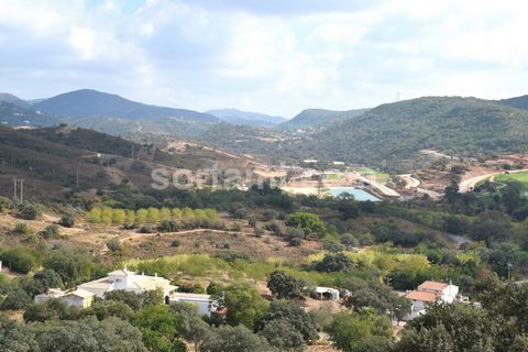 Magnificent plot of land for construction in the area of Tôr! Overlooking the entire valley, this plot of land for construction, has good access and is situated around 5km from Loulé and around 20km from Faro international Airport. It already has an ...