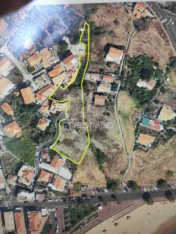 Land with 2270m2 on the anfitiatro of Machico beach, with a fabulous view of the sea and all downtown. Imovel Proximo of services, trades and recreational areas throughout the promenade and beach, which promote physical exercise, such as: Squash, bea...