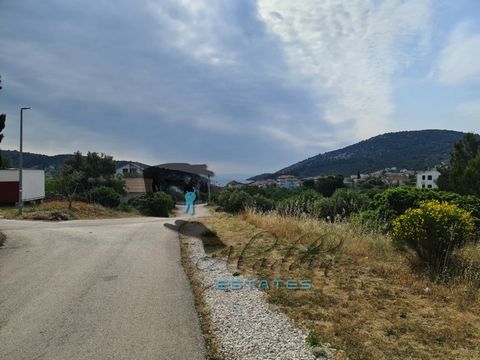Land plot in a quiet location in Vinišće near Marina. Featuring relatively gentle slope and very suitable for excavation and construction, excellent traffic connections (road access on two sides) and of regular shape. The parcel is very close to the ...
