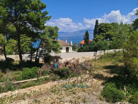A large plot of land in the immediate vicinity of the sea (second row) in Sutivan on the island of Brač. It offers a truly beautiful view of the sea and the entire bay of Split. The area is highly tranquil with an emphasis on tourism and a healthy li...