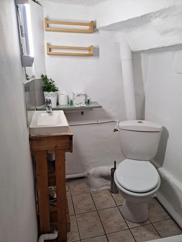 Furnished studio near Notre-Dame de la Garde, suitable for two people, with a sofa bed. Just a few steps from the majestic basilica, it also offers quick access to the Prophète beach. Marseille's southern quarter is easily accessible, with a bus stop...