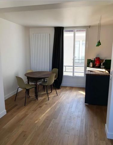 This flat is located in Saint-Ouen, with direct access to subway lines 13 & 14. You'll be in Châtelet in 15 minutes by metro, in Montmartre in 30 minutes by walk. The flat is ideally located to access the Stade de France and the Olympic game faciliti...