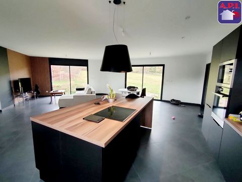 In the village of Bordes sur Arize in Ariege 09, come and discover this new villa from 2023. On a plot of 992m², this single storey is made up of a large living room of 60m² with a fully equipped modern kitchen, 3 beautiful bedrooms of approximately ...