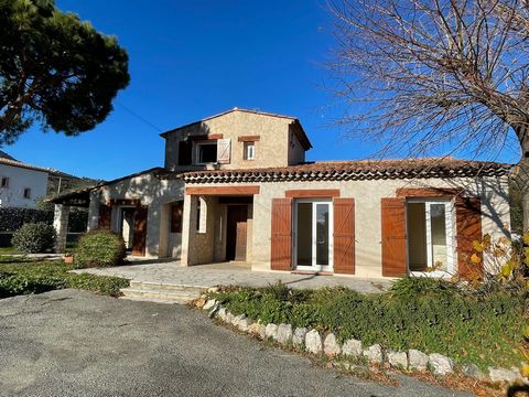 PLAN DE CARROS EXCLUSIVITY: beautiful location in a quiet area in a residential area, close to schools and all amenities. Bright south-facing villa, traditional construction, built on a beautiful flat and fenced plot of 957m2. Entrance, living room o...